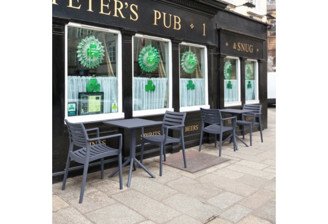 Mobilier terrasse CHR gris devant un café Mobilier terrasse CHR gris devant un café