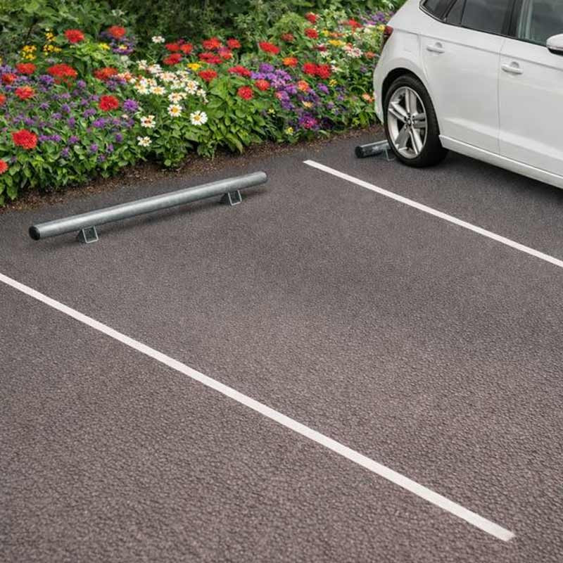 Butée de parking galvanisé Ø76mm sur une place de stationnement
