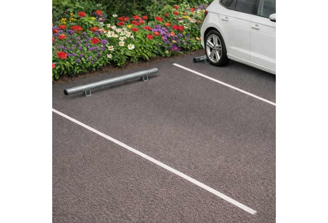 Butée de parking galvanisé Ø76mm sur une place de stationnement
