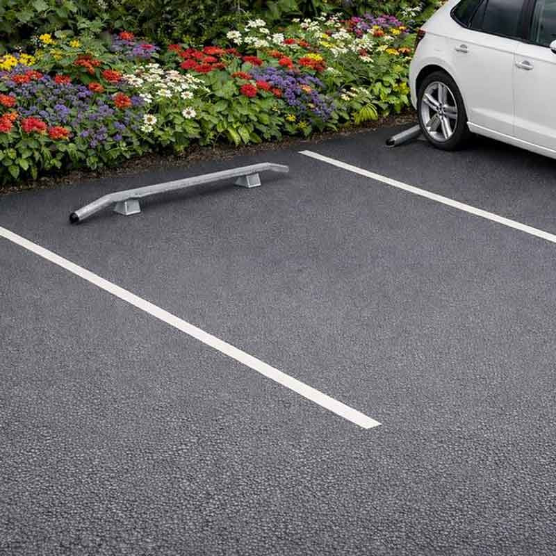 Butée de parking cintrée galvanisé Ø76mm dans un parc de stationnement