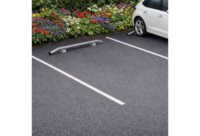 Butée de parking cintrée galvanisé Ø76mm dans un parc de stationnement