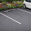 Butée de parking cintrée galvanisé Ø76mm dans un parc de stationnement