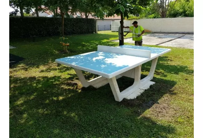  Exemple d'installation d'une table de ping-pong en béton RONDO bleue - Net Collectivités