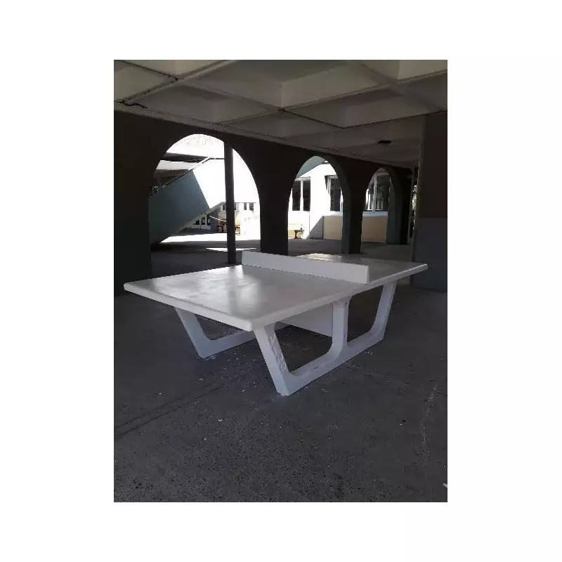 Exemple d'installation d'une table de ping-pong en béton RONDO blanche - Net Collectivités 
