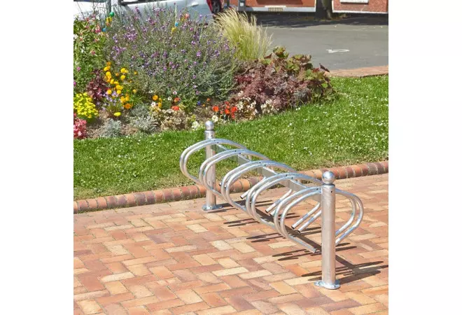 Râtelier pour vélos à fixer au sol par platines