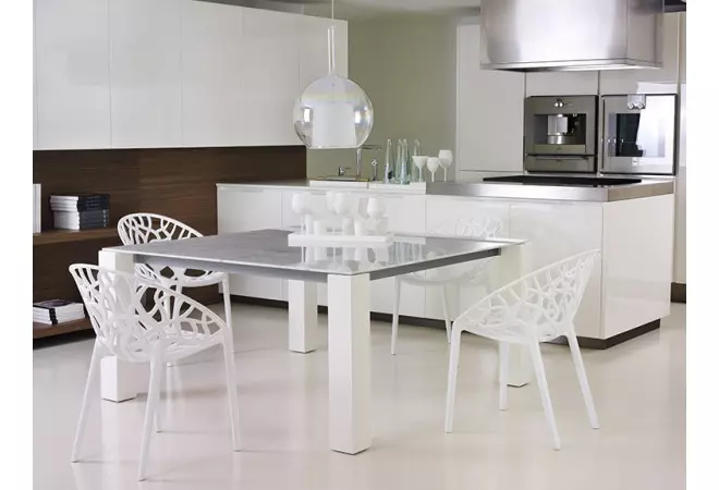 Beau fauteuil blanc ou transparent pour vos espaces