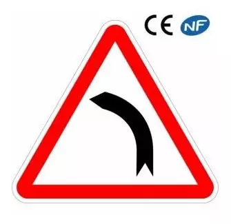 Panneau routier attention virage à gauche selon normes françaises et européennes
