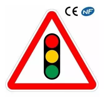 Panneau de circulation annonce l'arrivée d'un feu tricolore (A17)