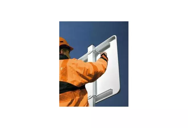 Un panneau de signalisation en aluminium aux normes en vigueur
