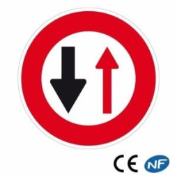 Panneau de circulation cédez le passage à la circulation venant d'en face (B15)