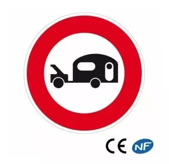 Panneau de route interdit aux véhicules tractant une caravane