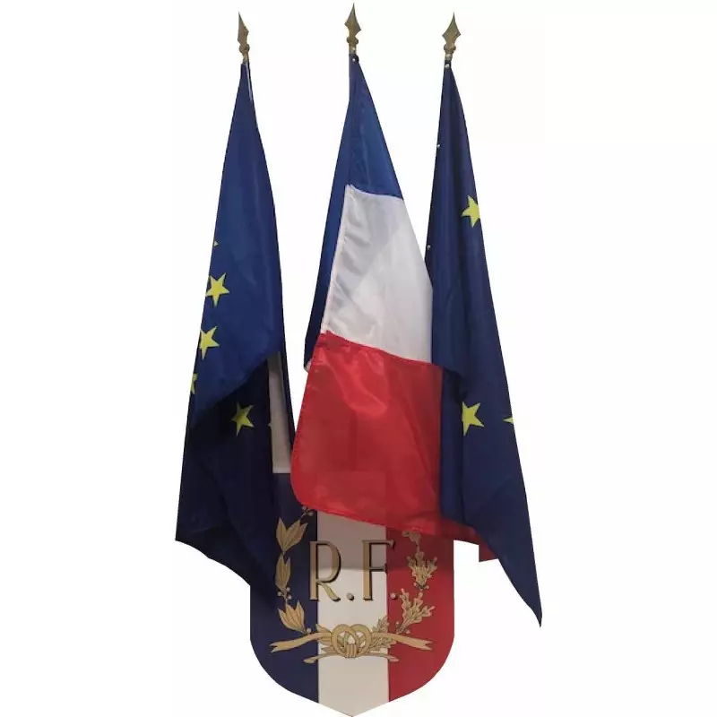 1 écusson et ses 2 drapeaux français et 1 CEE