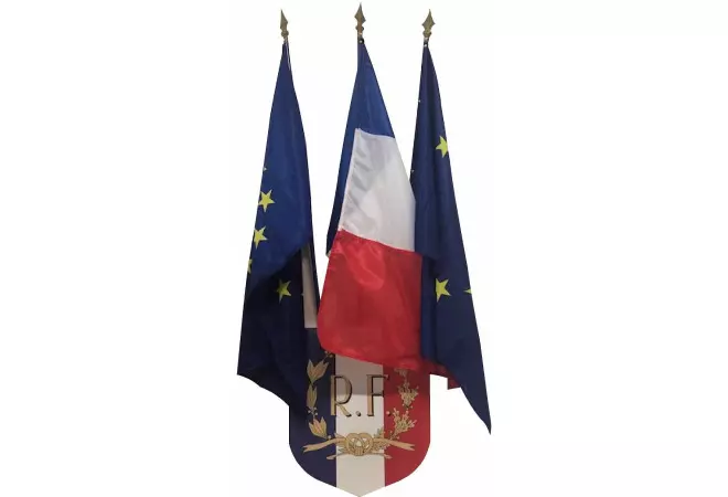 1 écusson et ses 2 drapeaux français et 1 CEE