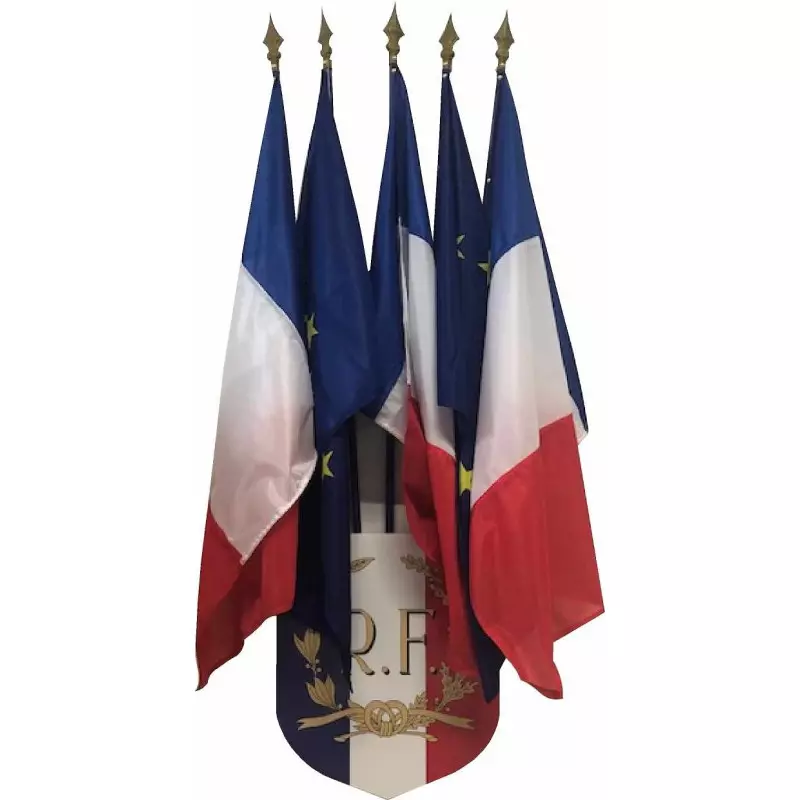 LOT 3 drapeaux France et 2 CEE avec leur écusson porte 5 drapeaux