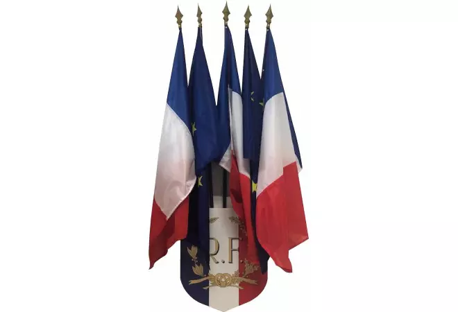 LOT 3 drapeaux France et 2 CEE avec leur écusson porte 5 drapeaux