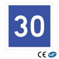 Panneau de route annonçant une vitesse conseillée C4a