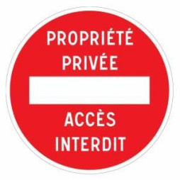 Panneau de signalisation indiquant une propriété privée avec accès interdit