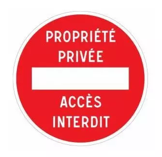 Panneau de signalisation indiquant une propriété privée avec accès interdit