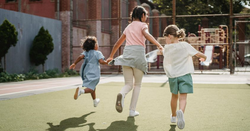aires de jeux avec enfants qui courent