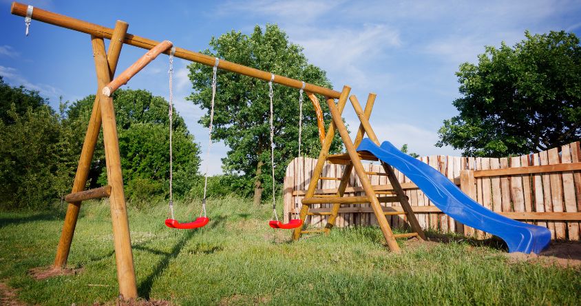 balançoire avec toboggans pour enfants