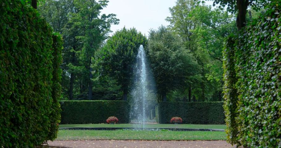 fontaine dans un parc urbain