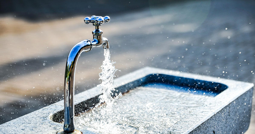 fontaine urbaine dans un espace public pendant les fortes chaleurs