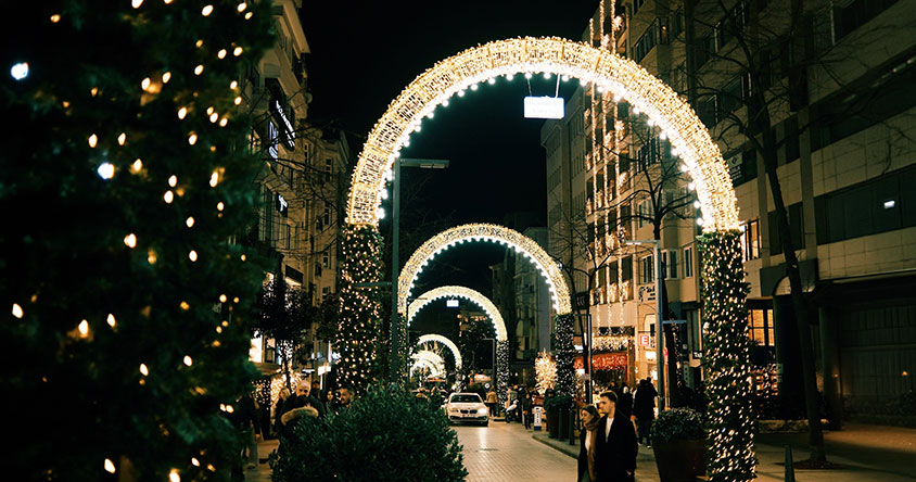 traverses lumineuses dans une rue à Noël