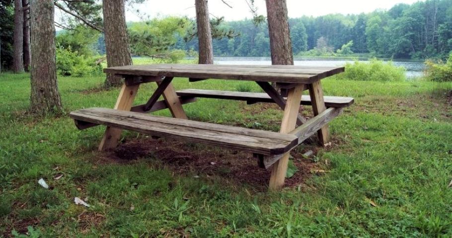 mobilier de repos dans un espace vert