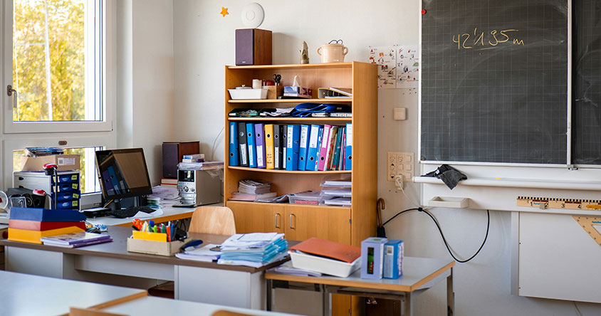 bureau et meubles de rangement pour enseignants
