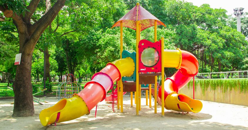 structure multi jeux pour enfants dans une aire de jeux