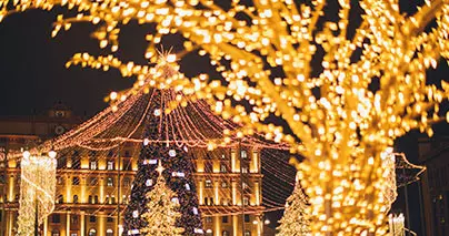 Décoration Noël 2026 : comment créer une identité visuelle forte dans votre commune ?